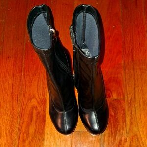 Sleek Black Heeled Boots for Women
